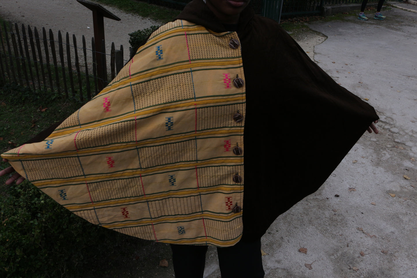 PONCHO “AKYERE” MARRON ET JAUNE